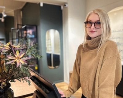 Emma i Moscot Lemtosh med Brun Gradal