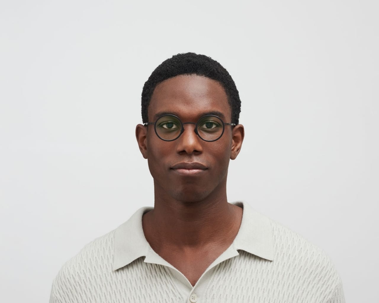 Mykita Eetu_black_runda glasögon_modell1