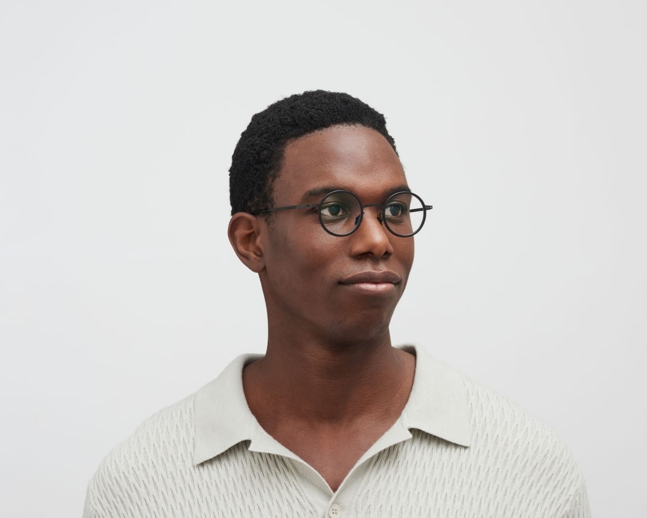Mykita Eetu_black_runda glasögon_modell2