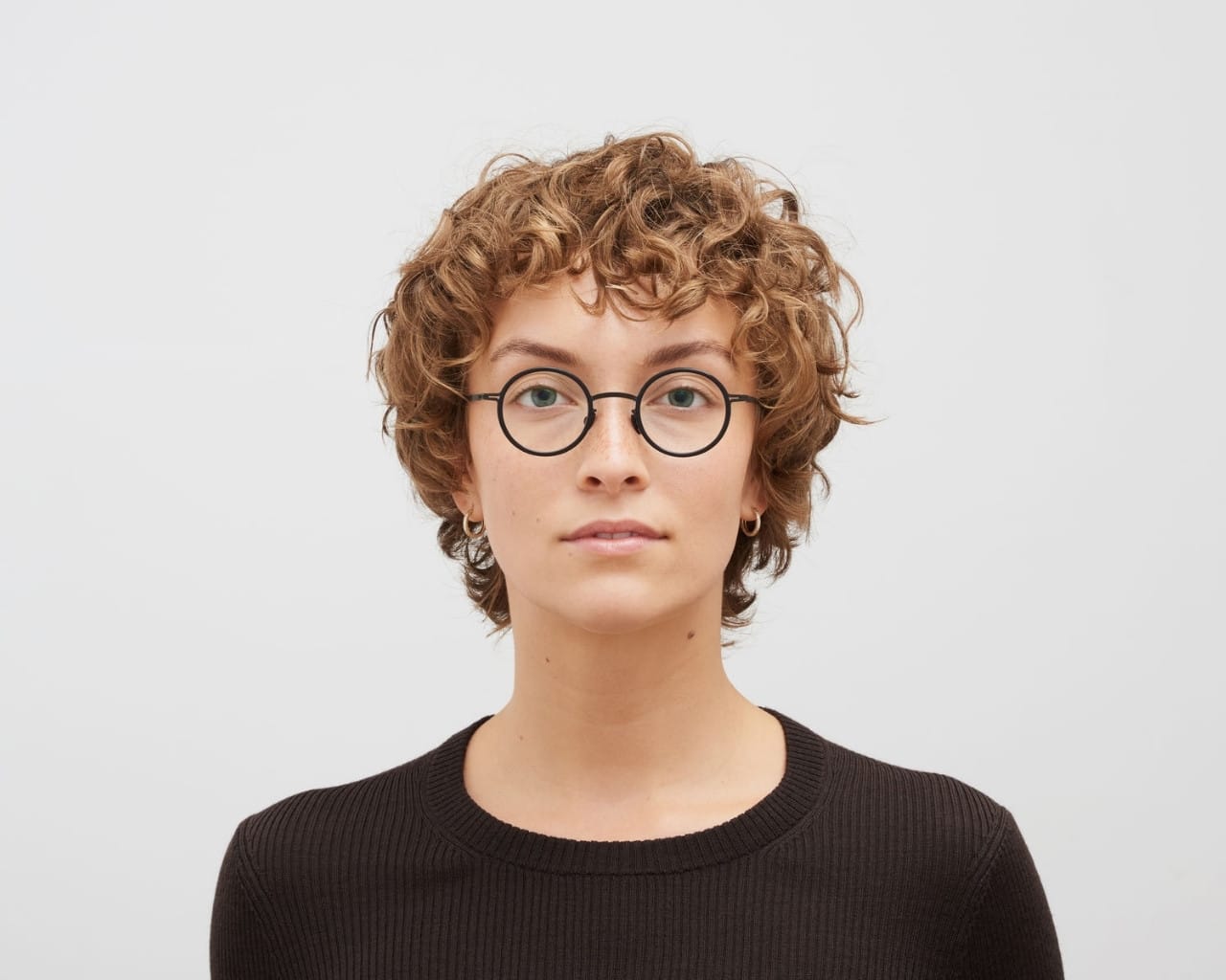 Mykita Eetu_black_runda glasögon_modell3
